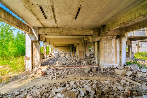 Edifícios demolidos, ruínas industriais, terremoto — Fotografia de Stock