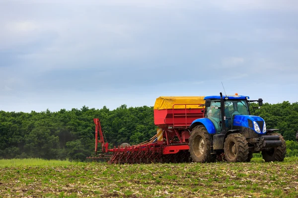 Zemědělské práce orání půdy na silném traktoru — Stock fotografie