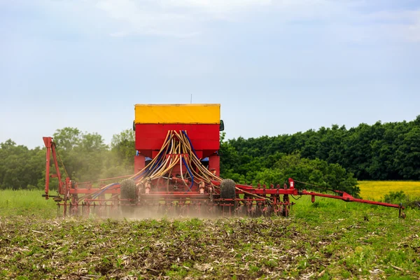 Lavori agricoli aratura terra su un potente trattore — Foto Stock