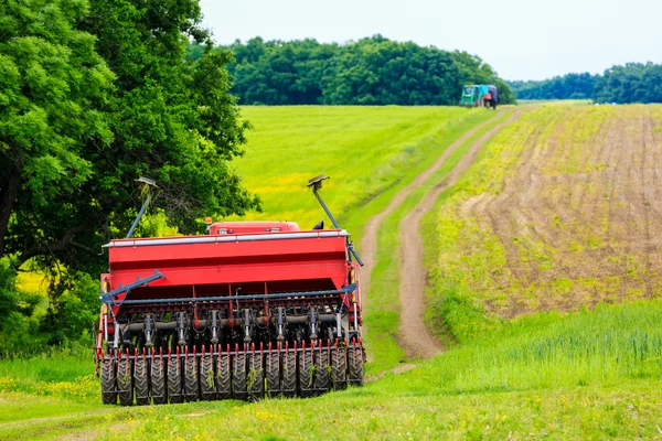 Lavori agricoli aratura terra su un potente trattore — Foto Stock