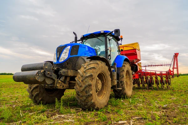 Zemědělské práce orání půdy na silném traktoru — Stock fotografie