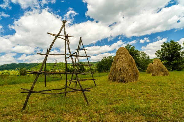Landskap med höstack land i Rumänien — Stockfoto