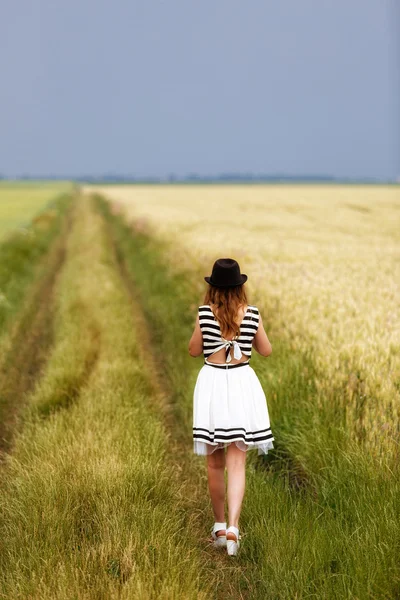 Bellezza ragazza all'aperto godendo la natura — Foto Stock