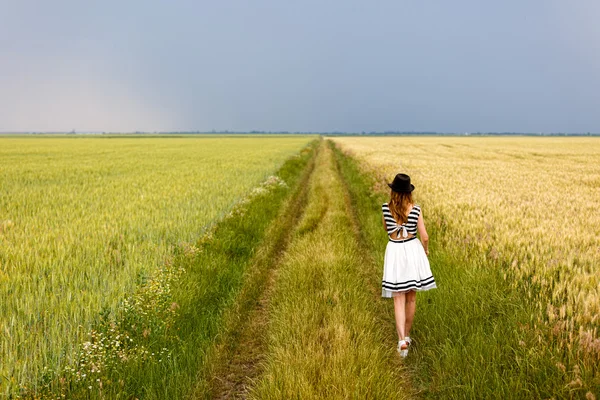 Beauty Girl Outdoors enjoying nature — Stock Photo, Image