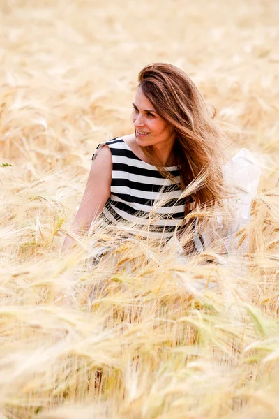 Splendida ragazza a piedi nel campo di erba lunga e trascinando lui — Foto Stock