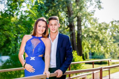 bir yaz günü parkta güzel genç Çift