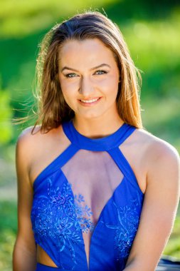 Parktaki güzel genç kadın.