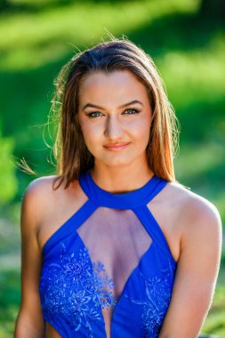 Parktaki güzel genç kadın.