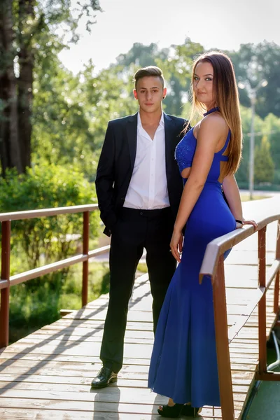 Beautiful young couple in park in a summer day — Stock Photo, Image