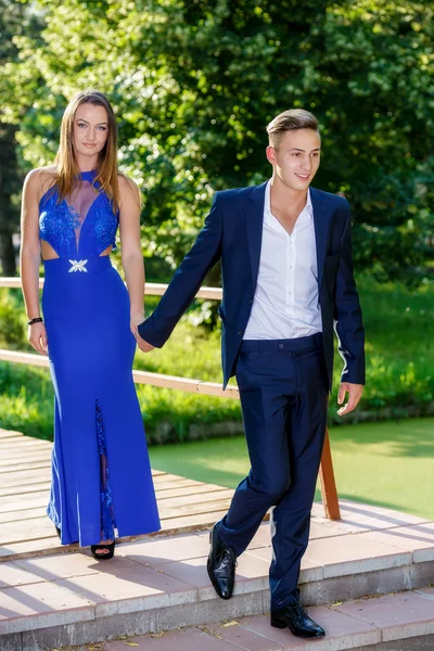 Beautiful young couple in park in a summer day — Stock Photo, Image