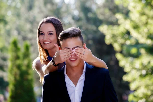 Foto de uma mulher cobrindo os olhos de um homem — Fotografia de Stock