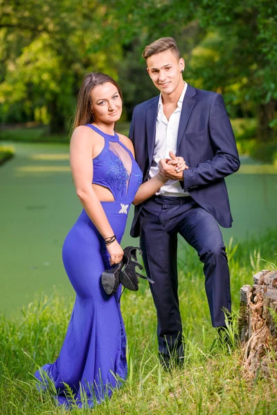 Beautiful young couple in park in a summer day — Stock Photo, Image