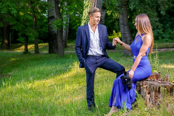 Beautiful young couple in park in a summer day — Stock Photo, Image