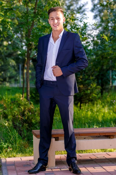 Young businessman relaxes in park — Stock Photo, Image