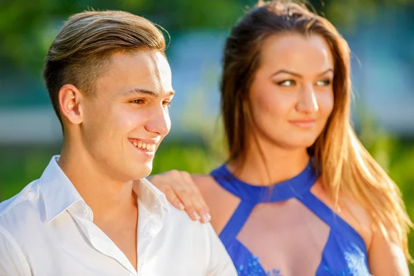 Beautiful young couple in park in a summer day — Stock Photo, Image