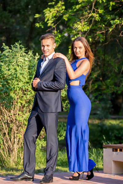 Belo jovem casal no parque em um dia de verão — Fotografia de Stock