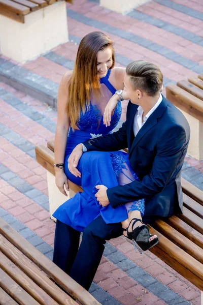 Young couple in park bench on a summer day — Stock Photo, Image