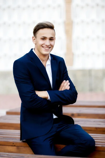 Young businessman relaxes in park — Stock Photo, Image