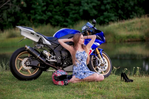 Schöne junge Frau mit einem Motorrad Geschwindigkeit in der Natur — Stockfoto