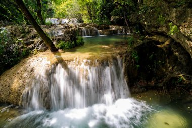 bir nehir üzerinde ormandaki güzel bir şelale