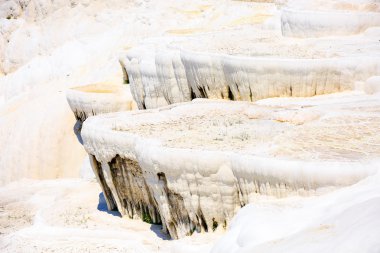 Pamukkale 'deki travertin havuzları ve terasları, hindi