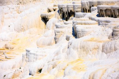 Pamukkale 'deki travertin havuzları ve terasları, hindi