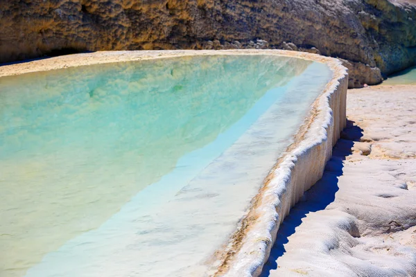 Pamukkale 'deki travertin havuzları ve terasları, hindi — Stok fotoğraf