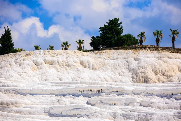 Castillo de algodón Pamukale en turco con bonito cielo hermoso lugar — Foto de Stock