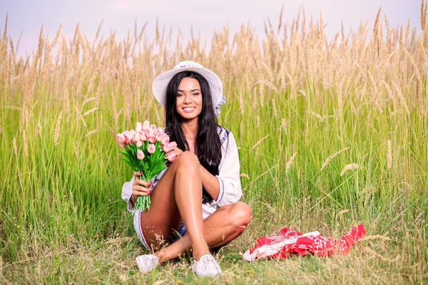 Bellezza ragazza all'aperto godendo la natura. Bella adolescente modello gi — Foto Stock