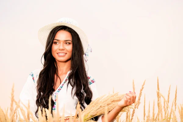 Mujer feliz libre disfrutando de la naturaleza y la libertad. Belleza chica outdoo — Foto de Stock