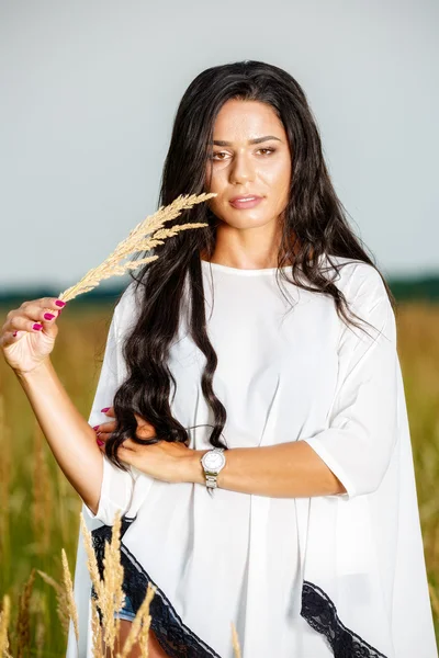 Freie, glückliche Frau, die Natur und Freiheit genießt. Schönheit Mädchen outdoo — Stockfoto