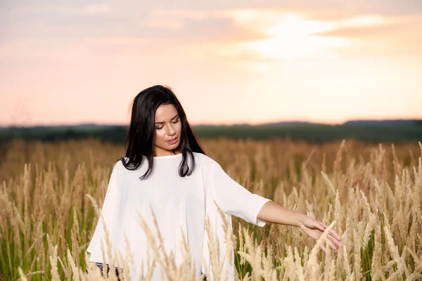 Libera donna felice godendo della natura e della libertà. Bellezza ragazza outdoo — Foto Stock