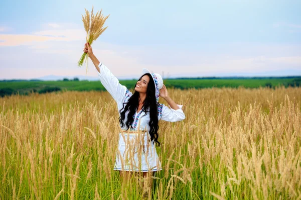 Mulher feliz livre desfrutando da natureza e da liberdade. Menina beleza Outdoo — Fotografia de Stock