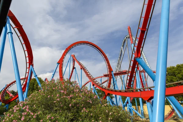 Lunaparktaki lunaparkta hız treni.
