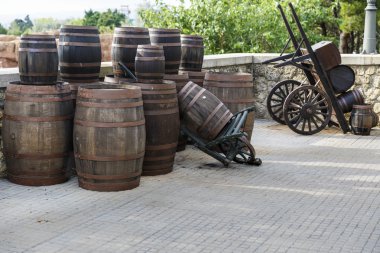 bir platform üzerinde eski şarap fıçıları