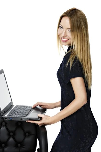 Portrait de belle jeune femme avec ordinateur portable — Photo