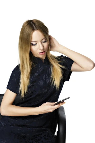 Mujer de belleza usando y leyendo un teléfono inteligente aislado en un blanco —  Fotos de Stock