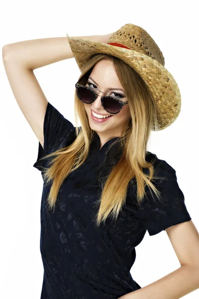 Hermosa joven campesina mujer con un sombrero de vaquero con estilo — Foto de Stock