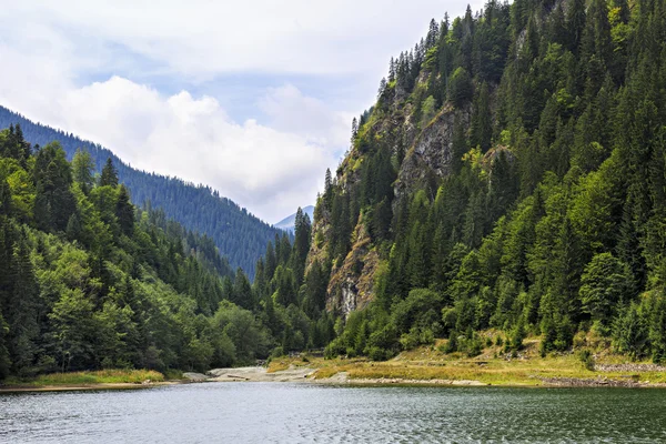 Paisaje con el lago Petrimanu en las montañas rumanas — Foto de Stock