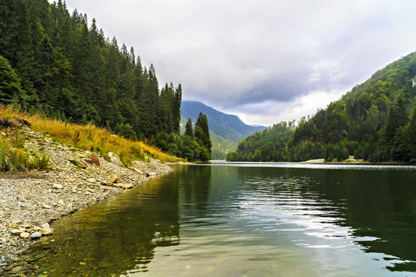 Paisaje con el lago Petrimanu en las montañas rumanas — Foto de Stock