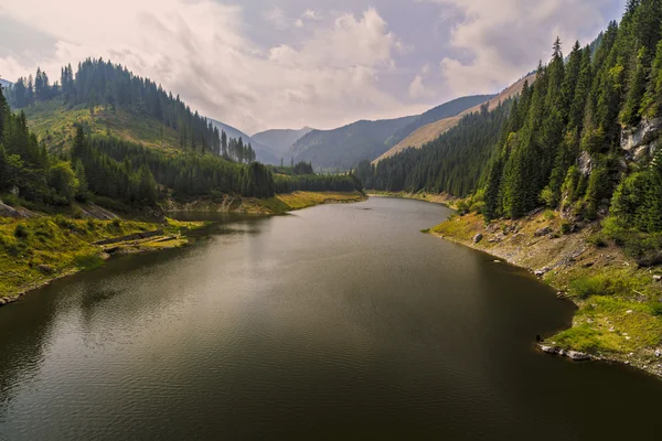 Paisaje con el lago Petrimanu en las montañas rumanas — Foto de Stock