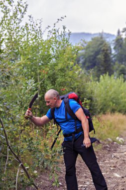 bir dağ yolunda yürüyen turist