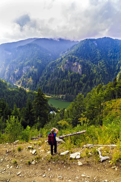 Touristenfotograf, der Berg fotografiert — Stockfoto