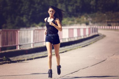 bir köprü üzerinde çalışan güzel bir kadın