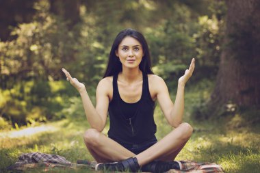 güzel genç kadın meditasyon Yoga konumda