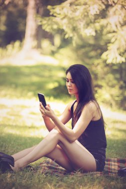 güzel bir genç kadın bir piknik doğa ve anlamları t oturuyordu