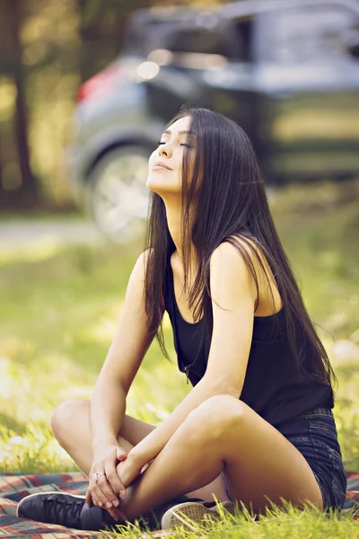 Vacker ung kvinna mediterar i yoga position — Stockfoto