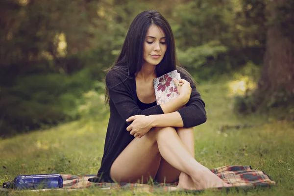 Belle femme écrivain est inspiré par la nature — Photo