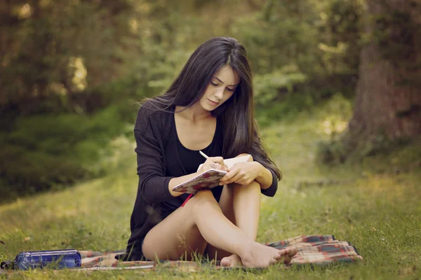 Bella scrittrice donna si ispira alla natura — Foto Stock