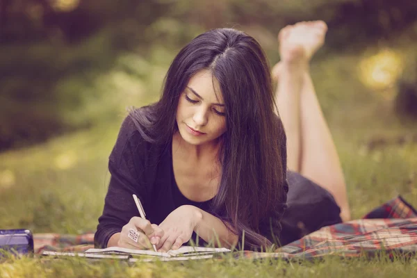Penulis wanita cantik terinspirasi oleh alam — Stok Foto